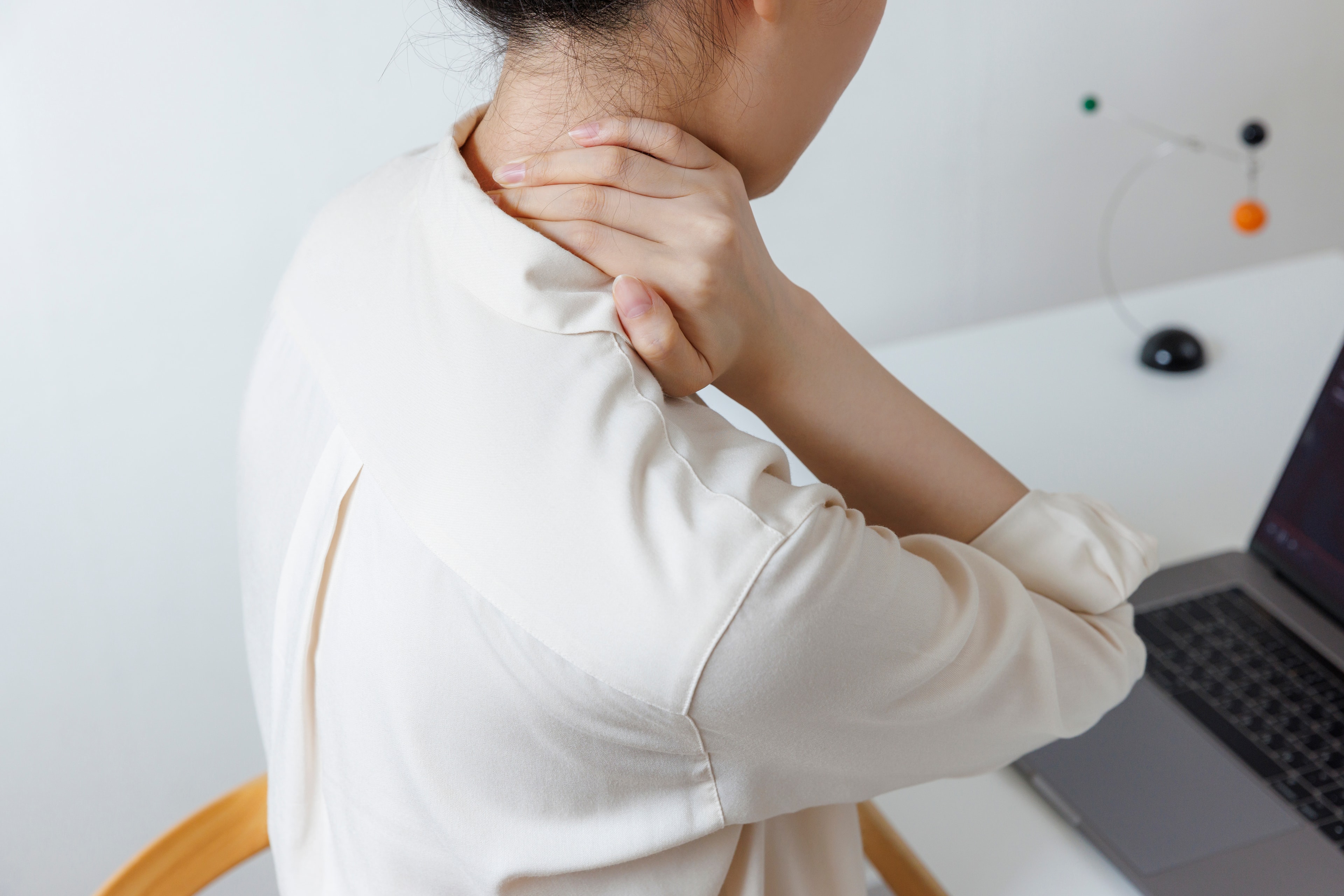 영등포목디스크 목 통증과 팔 저림 원인부터 비수술 치료 과정까지 알아보기