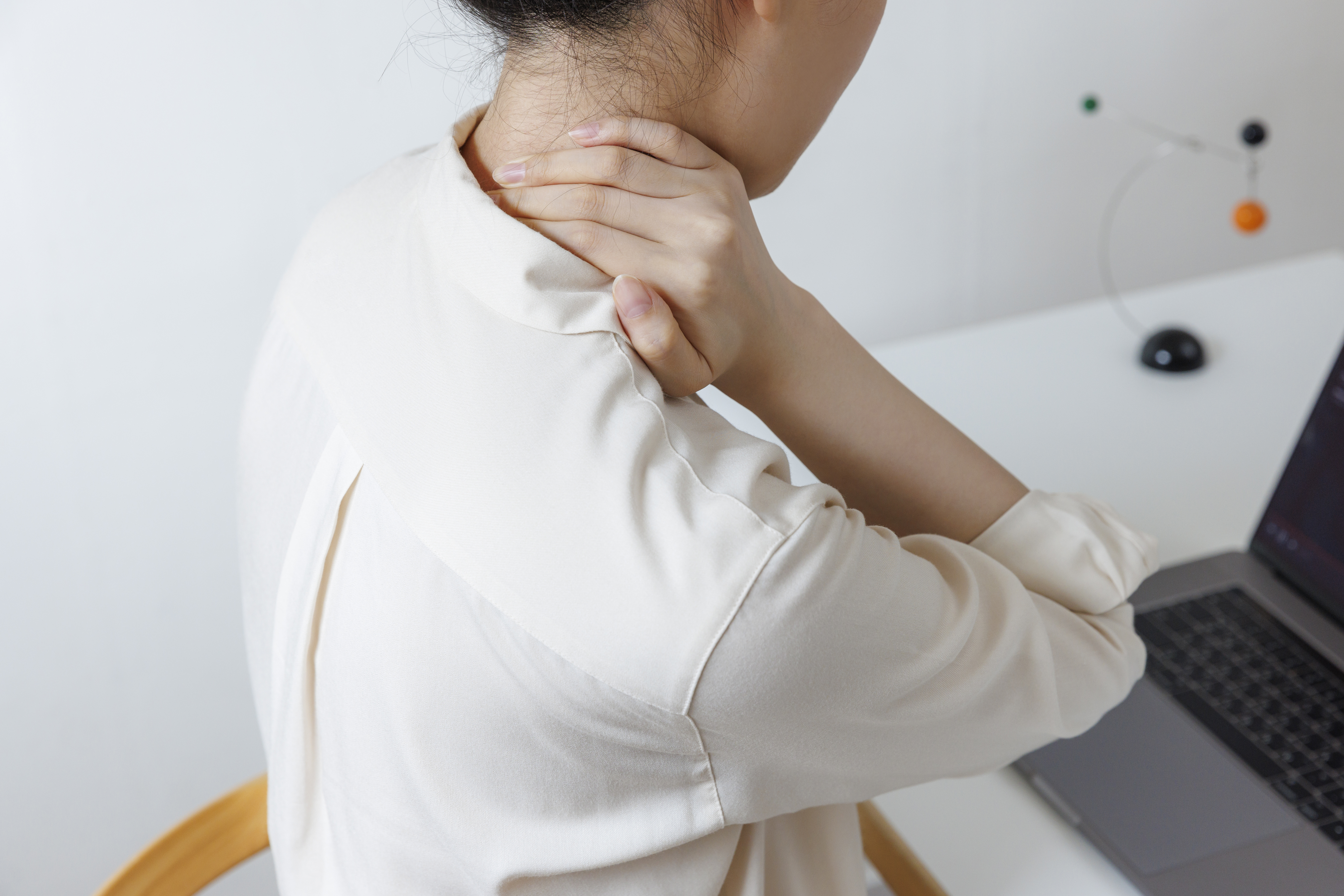 영등포목디스크 목 통증과 팔 저림 원인부터 비수술 치료 과정까지 알아보기